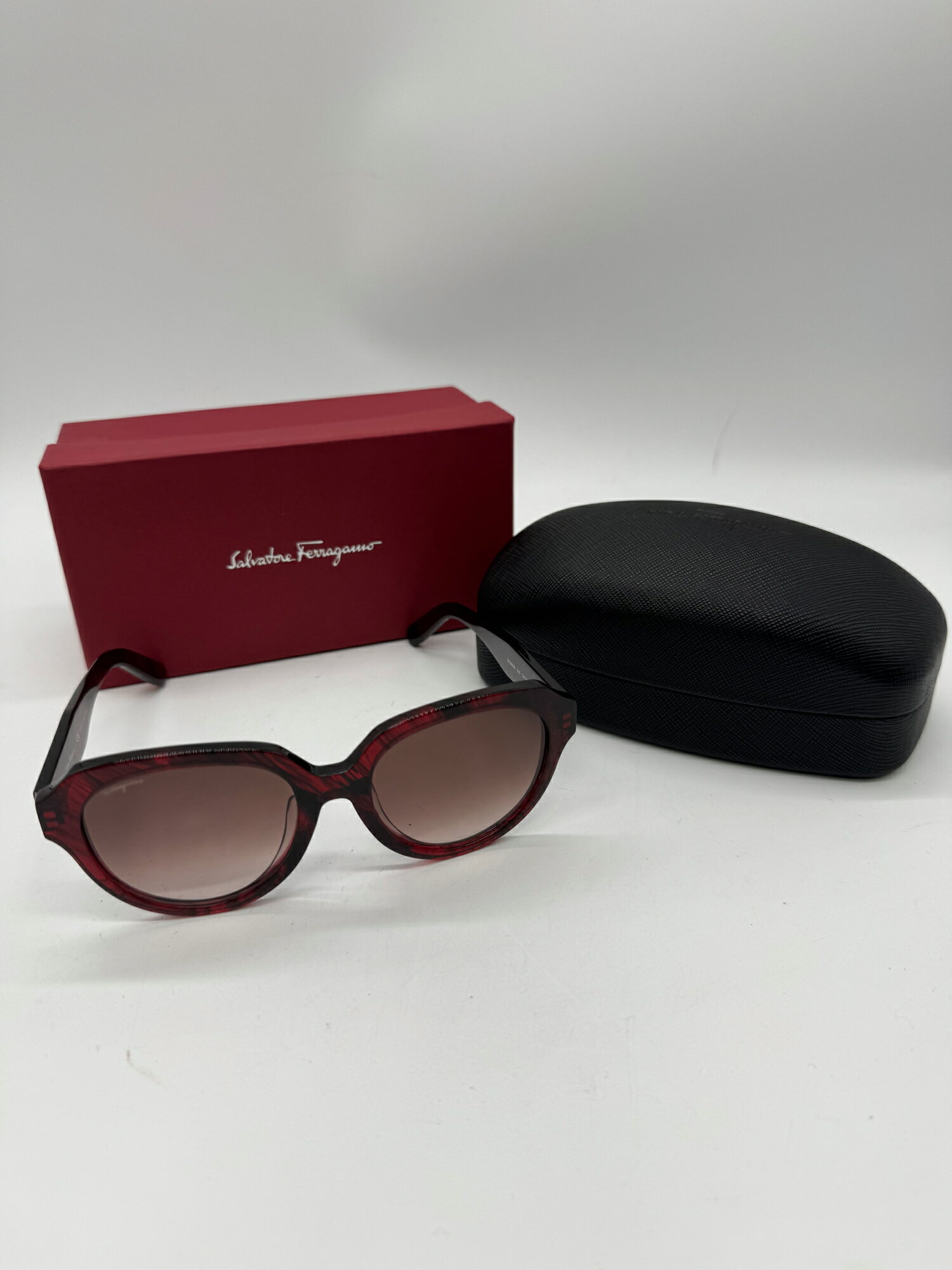Rakuten - 【未使用品】 FERRAGAMO フェラガモ ロゴ サングラス レッドカラー P1073 レッド 赤 未使用 新品同様 箱付