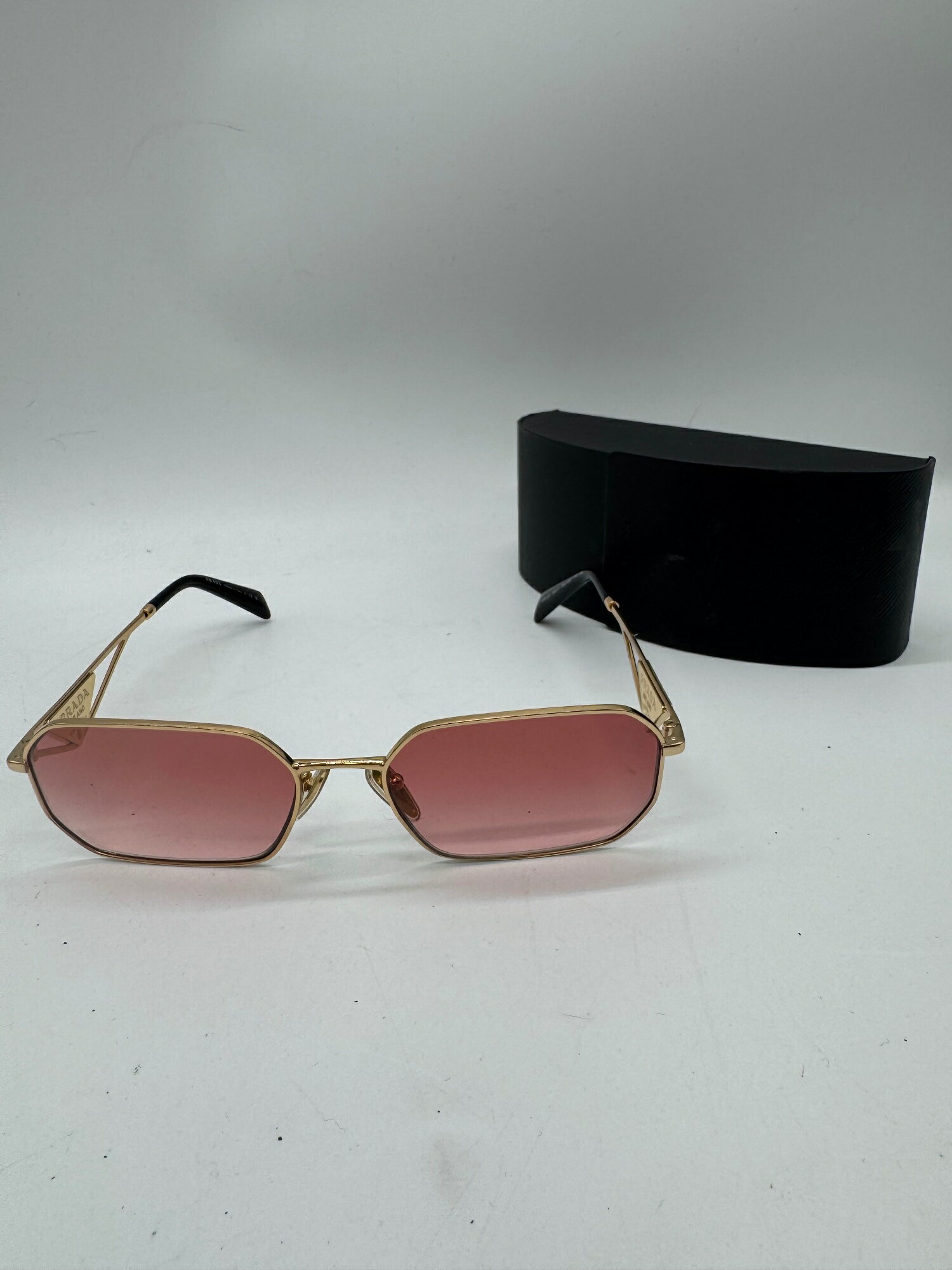 Rakuten - 【美品】PRADA プラダ トライアングル ロゴプレート サングラス P1403 ゴールド 金 ピンク イタリア製