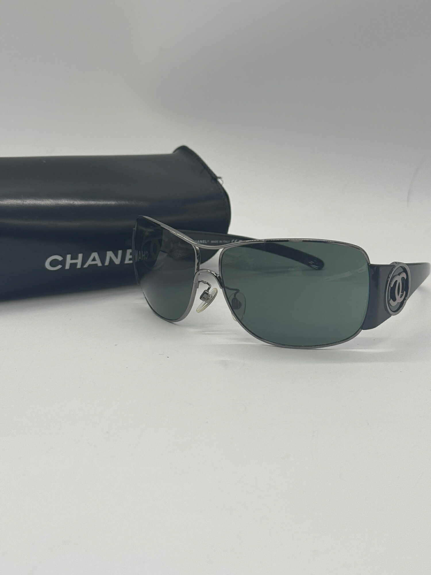 【良品】シャネル CHANEL ココマーク サングラス グレー 灰色 アイウェア 紫外線対策 Bランク ケース付 レディース メンズ　中古 P2547