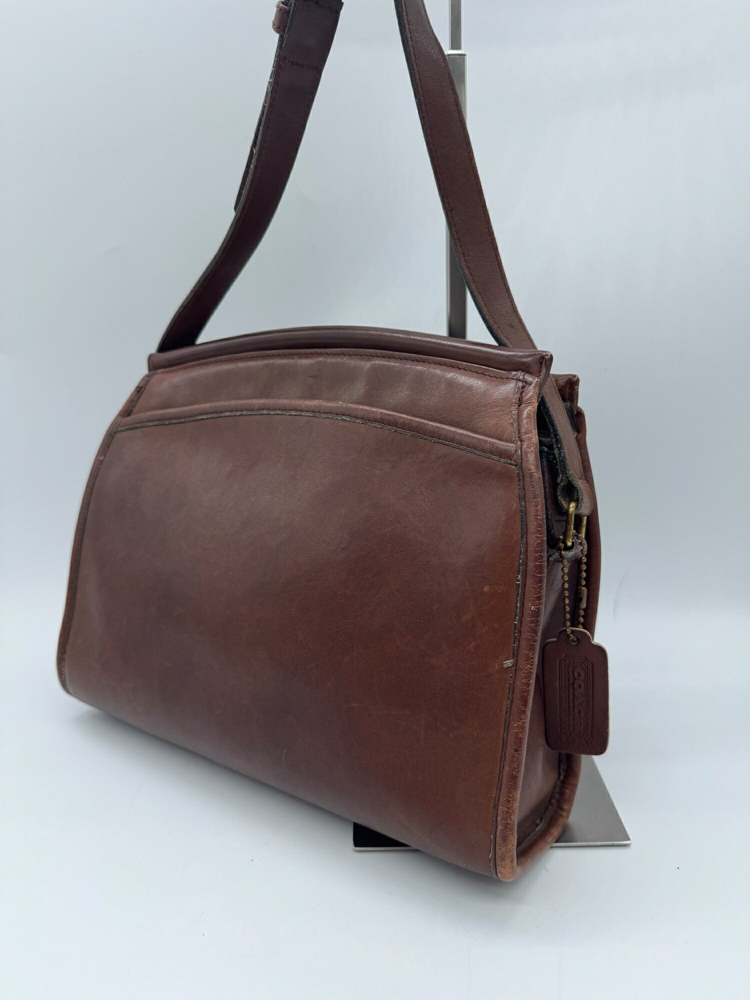 COACH コーチ 7047 オールドコーチ グローブレザー フラップ ショルダーバッグ クロスボディ USA製 ビンテージ ブラウン 焦茶 メンズ レディース 中古 肩掛け 斜め掛け ワンショルダー 鞄 カバン バック 本革 ヴィンテージ 希少 レア アメリカ製 coach oldcoach P2732