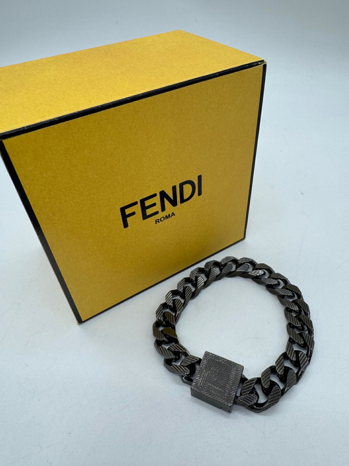 【超美品】 FENDI フェンディ FF チェーン ブレスレット バングル アクセサリー ジュエリー 腕輪 ブランドジュエリー 人気 ギフト プレゼント 贈り物 メタル クローム シルバー 銀色 箱付 レディース メンズ 中古 イタリア製 fendi P3426