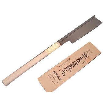 伝統工芸士の光川大造さんの作品です。全てを吟味した本職用導突鋸です。縦挽目も別注で作る事が出来ます。（柄付サービス）（画像の柄は一部籐巻きですが、通常柄は全籐巻きの柄になります。）＊画像は210mmです。
