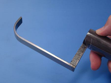 溝内目地鏝 本焼 先曲り 120mm×3.0mm 黒柄 受注生産品 カクマン(本職用) 712