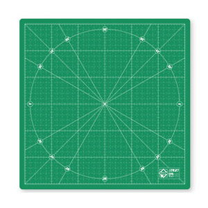 マットが360°回転するので、常に楽な姿勢でカッターが使えます。 パッチワークやペーパークラフトに便利な30°、45°、60°、90°の角度ラインと、1cmきざみのグリッド入り。