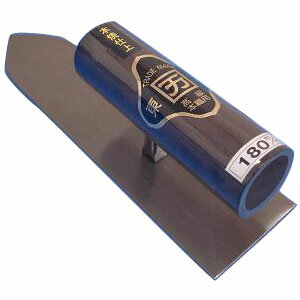 プロ用の油焼の仕上鏝です。本体表面の小さな傷は職人さんがひとつひとつ丁寧に『歪み修正』をする事によって出来ております。本職の方に自信を持ってお勧めする手造りの逸品です。※こちらの商品は受注生産品のため、納期が2～10日間程掛かります。商品によっては1～2ヶ月程度かかる場合がございます。お急ぎの場合は納期をご確認ください。受注生産品のためご注文受付後のキャンセルはできません。ご了承ください。※画像は本焼180mmです。