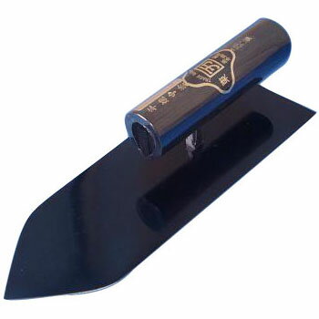 プロ用半焼の中塗鏝です。本職の方に自信を持ってお勧めする逸品です。※こちらの商品は受注生産品のため、納期が2～10日間程掛かります。商品によっては1～2ヶ月程度かかる場合がございます。お急ぎの場合は納期をご確認ください。受注生産品のためご注文受付後のキャンセルはできません。ご了承ください。※画像は半焼240mmです。