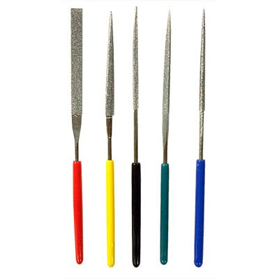 異型ダイヤヤスリの5本セット！特徴セラミック・ガラス・石材などの加工に、装飾品・時計・指輪などの精密加工に！長時間使用しても型崩れせず、均一な切れ味が持続します。しなりを利用して細かい作業に使え、一般のヤスリでは入らない狭い場所や精密作業、細工に最適です。仕様平型、半丸、四角、三角、丸型の5本セットダイヤ粒度：#240サイズ：全長100mm重量：2g／2g／2g／2g／2.5gカラー：イエロー、グリーン、ブルー、レッド、ブラック材質ダイヤJR2(工業ダイヤ)本体：スチールグリップ：ビニール原産国 日本