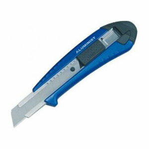 ブレードはグリップセンターに位置。鋸や切り出しに似た使い慣れたブレードポジションで、バランスが良い。ボディ内に2枚の替刃を内蔵刃折り器付き特長厚物切断用オートロック式（ロック力25キロ）ボディ内に2枚の替刃を内蔵アルミダイカストボディ刃折り器（スナッパー）付メタリックブルー、メタリックレッド、シルバーの3色本体色：ブルー適合替刃：替刃大　硬刃、替刃大　硬刃ダブル製品重量：150g※交換用部品として「スナッパー」があります。