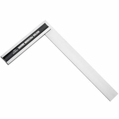 プロ仕様の逸品！精度が格段に違います！そのクオリティーの高さは口コミでどんどん広がっています。素晴らしい精度と耐久性●国内外の有名工房ご用達。美しい硬質クロームめっきで仕上げた最高級品です。●接合部をスポット溶接で固定し、直角を長く正確に保ちます。●総焼入加工で耐久性抜群の焼入スコヤと、寸法出しができる目盛付スコヤの二種類。焼き入れスコヤは焼き入れあり/目盛なし非常に堅牢な総焼入加工にて、精度・耐久性抜群の最高級品です。裏面は便利な内基点目盛と角目(cm)単位。【仕様】呼び寸法：150mm長辺：152mm短辺：99mm台厚：8mm