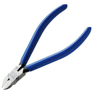 刃角度22°で、狭い場所に入りやすい。シリーズ唯一の刃角度22°。全長125mmで、細かく入り組んだ作業に対応します。●刃面形状は2種。フラット型（平面）／アール型（曲面）（※品番に「R」記載）●お求めになりやすい価格のビニールグリップ／連続作業が楽なコイルバネ（※バネ交換はお問い合わせください）●くい違い防止ストッパー（刃奥部）／開きすぎ防止ピン付【切断能力】プラ：3.0mm鉄線：×針金（なまし鉄線）：×銅線：×ピアノ線、ステン線：×より線：×【仕様】材料：S58C硬さ（HRC）：54～60（刃部）PAT.：○刃角度：22°グリップ素材：ビニールグリップバネ：コイルバネ重量：65g