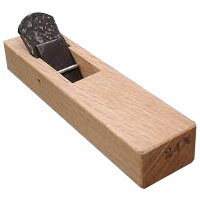 刃物用【青鋼】使用。押さえ金付。台長：4寸＊画像は24mmです。※メーカーの生産の都合上、事前の告知なしに仕様を変更する場合がございます。記載されている仕様と実物では仕様が異なっている可能性がございます。※商品の仕様の確認は必ずご注文前にお問い合わせ下さい。