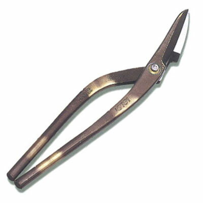 【種光】は100余年の歴史を有しその伝統と技術は、新しい形で受け継がれています。砂鉄系原料鉄の配合により、焼入硬度や耐摩耗性、強靱性を強化した刃物鋼「SLD」を採用。切れ味、刃持ちをハイグレートに。ステンレス・鉄材等あらゆる金属用の決定版です。【構成材】刃金：安来鋼SLD【サイズ】全長：295mm刃長：70mm＊こちらの商品は取寄せ品の為、納期が3日～10日間程掛かる場合がございます。＊あらかじめご了承ください