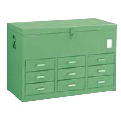 【仕様】●外寸間口×奥行×高さ：900×420×610mm●引出し数：小9個●色：グリーン●40mmのシリンダ錠取付可能(別売)●質量：40.1kg【特徴】●引き出しは、箱上部のフタを締めることによって自動ロックされます。移動中に引き出しが開閉されることはありません。【材質/仕上げ】●本体：スチール生産国 日本