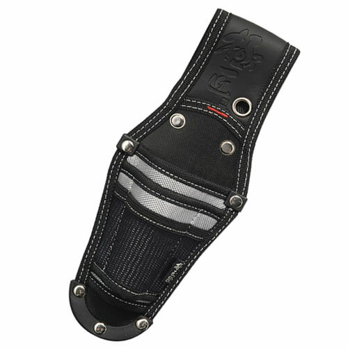 特徴軽くて型崩れしにくい、耐水性・耐久性抜群の1680デニールポリエステル3層構造を材質として採用した工具差し200mmまでのペンチやニッパー等を2段でスムーズに収納できるポリエステル工具差しです。伸縮性があり小物等を収納するのに便利なメッシュポケット付。縫製はこだわりの二重仕上げ。コーナーカバーも装着しているので、補強は万全。ダメージのかかりやすい隅部と取り出し口には補強のためのコーナーカバーを装着し、全体は太目の糸で二重縫製しているため、従来の工具差しの弱点を解消しています。ツールがしっかり収納できるサイズで設計・製造されています。ハードな使用でも寿命は長持ち摩擦を防ぐため、取出し口をPE材で補強。取り出し口の両端にもコーナーカバーで補強をしてあるため、丈夫で型崩れしにくい仕様となっています。仕様サイズ：280×110×40mm重量：110gバッケージサイズ：長さ330×幅110×高さ40mm材質材質：発泡ポリエチレンシート、1680デニールポリエステル織布、PE生産国 中国