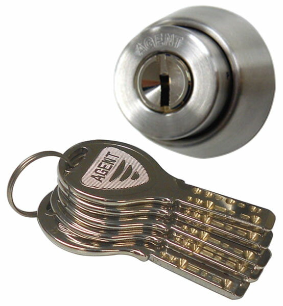 特徴MIWA(LA・MA・DA)対応の取替シリンダー。手にやさしいキーフォルム、差し込む向きを気にしないリバーシブルタイプ。仕様カラー：シルバー対応扉厚(mm)：：33～42付属品キー：5本付材質キー：真鍮ニッケルメッキ内筒：真鍮ニッケルメ...