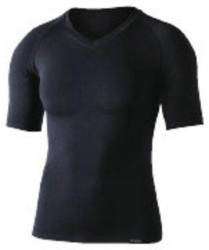 汗を解き放て。新次元吸汗速乾コンプレッションウェア特徴異素材2層構造が汗を瞬時に肌面から外側へ移動、汗冷えを防ぐ。また、立体成形編みコンプレッションがよりフィット感を高め動きをサポートする。仕様ショートスリーブ Vネックシャツカラー：ブラックサイズ：L-LL胸囲：104-114cm身長：175-185cm材質：ナイロン55%、ポリプロピレン40%、ポリウレタン5%メーカーからの取寄せ商品のため、ご注文確定後のキャンセル、返品、交換はできません。