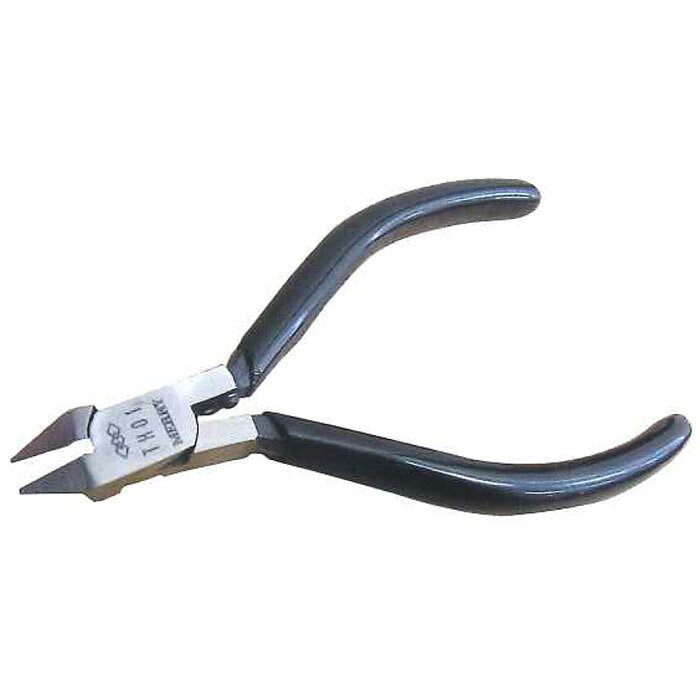 特長MERRY TOOLSの匠プラシリーズは一丁ずつ手仕上げの鋭い刃付けで切口、切味抜群。ゲート処理の簡素化に製品に添わせる極薄平刃の片刃仕様。仕様プラスチック専用片刃仕様切断能力：直径2mmまで材質：炭素鋼刃部硬度：HRC54～60メーカーからの取寄せ商品のため、お客様都合によるご注文後のキャンセル、返品、交換はできません。受注後にメーカー在庫を確認いたします。万一、メーカーにて欠品や廃番の場合は商品をご用意できない場合がございます。その場合は、メールにてご連絡させて頂きますので、ご注文後、当店から届くメールを必ずご確認宜しくお願い致します。ご注文はキャンセルさせて頂くことがございますので、予めご了承お願い致します。