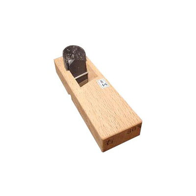 刃物用【青鋼】使用。押さえ金付。台長：5寸＊画像は右30mmです。※メーカーの生産の都合上、事前の告知なしに仕様を変更する場合がございます。記載されている仕様と実物では仕様が異なっている可能性がございます。※商品の仕様の確認は必ずご注文前にお問い合わせ下さい。