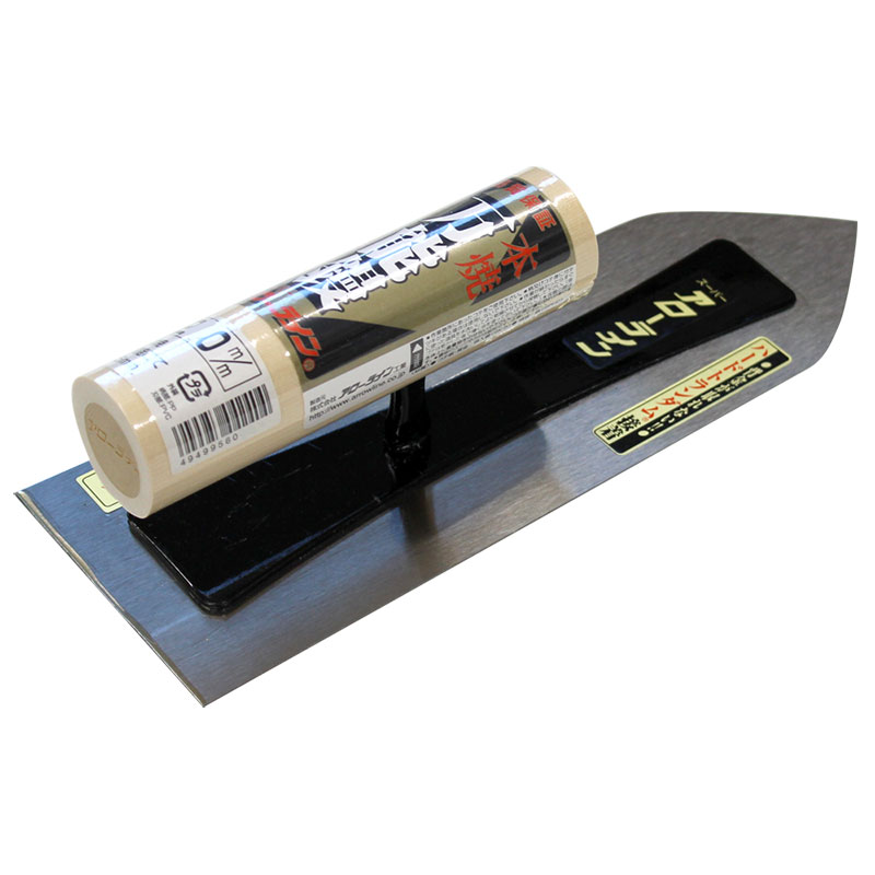 【特長】抜群の耐久力！鏝板にかかる力を全面に分散し摩耗がほぼ均一背金幅をバランス良く加工し、鏝板にかかる力を分散。両端の接着面積が広く、耐久力もアップ。理想的な背金のしなりで抜群の使いやすさ。長時間使用してもヒズミに強い。背金が取れないハードトランダム接着(R)有機溶剤(シンナー類)に浸けて洗ってもはがれることがありません。【仕様】板厚：0.5mmサイズ：270mm本焼コテ板・背金：焼入鋼(SK-5)柄首：鉄(SPHC)※商品画像は代表画像です。サイズによって実物と異なります