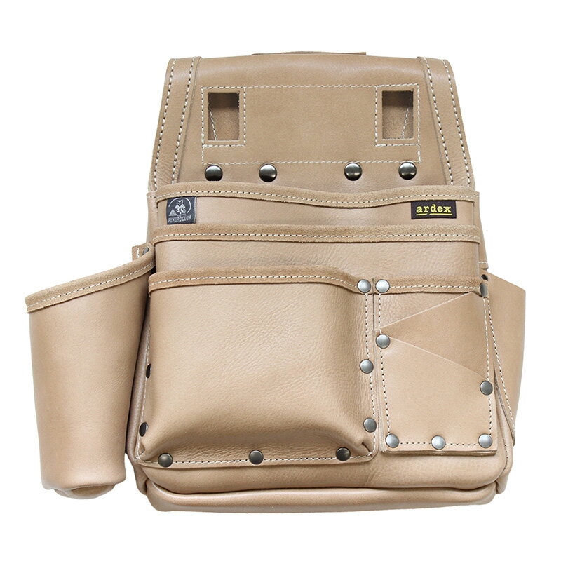 【特徴】高級素材オイルヌメ革使用！たっぷりの脂で、しっとり滑らかな素材で使い込むほどに手になじみ、色合いの変化を楽しめます。ヌメ革は元々貴重で、キズのある部分をできるだけよけて裁断したいので、1個の釘袋を作るのに原皮を多く使用します。その為、材料の多さ割にできる製品は少ないです。縫製の時も擦り傷や汚れには細心の注意が必要な為、通常の製品よりも時間がかかり生産数は多くできません。材料や仕立てにこだわった逸品をぜひ、お楽しみください。【仕様】素材：オイルヌメ革日本製色：ベージュ【サイズ】W：横巾250mm（ポケットを含む横巾360mm）H：縦全長350mmD：マチ50mm【注意】下記、予めご了承くださいませ。・天然皮革を使用している為、傷や筋跡、染みや凹みがある場合がございます。・手作りのため、色柄や形・サイズに多少の差がある場合があります。・汗や水分で色落ち、色移りする場合がございます。特に使いはじめはご注意ください。・サイズなど分かりにくい場合はご注文前にお問い合わせください。受注生産品の為、お客様都合によるご注文後のキャンセル、返品、交換はできません。お届けまでお日にちを頂く場合がございます。正確な納期についてはお問合せ下さい。受注後にメーカー在庫を確認いたします。万一、メーカーにて欠品や廃番の場合は商品をご用意できない場合がございます。その場合は、メールにてご連絡させて頂きますので、ご注文後、当店から届くメールを必ずご確認宜しくお願い致します。ご注文はキャンセルさせて頂くことがございますので、予めご了承お願い致します。