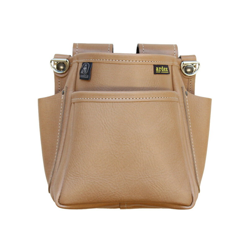 【特徴】高級素材オイルヌメ革使用！たっぷりの脂で、しっとり滑らかな素材で使い込むほどに手になじみ、色合いの変化を楽しめます。ヌメ革は元々貴重で、キズのある部分をできるだけよけて裁断したいので、1個の釘袋を作るのに原皮を多く使用します。その為、材料の多さ割にできる製品は少ないです。縫製の時も擦り傷や汚れには細心の注意が必要な為、通常の製品よりも時間がかかり生産数は多くできません。材料や仕立てにこだわった逸品をぜひ、お楽しみください。【仕様】素材：オイルヌメ革日本製色：ベージュ【サイズ】W：横巾185mmH：縦全長230mmD：マチ100mm【注意】下記、予めご了承くださいませ。・天然皮革を使用している為、傷や筋跡、染みや凹みがある場合がございます。・手作りのため、色柄や形・サイズに多少の差がある場合があります。・汗や水分で色落ち、色移りする場合がございます。特に使いはじめはご注意ください。・サイズなど分かりにくい場合はご注文前にお問い合わせください。受注生産品の為、お客様都合によるご注文後のキャンセル、返品、交換はできません。お届けまでお日にちを頂く場合がございます。正確な納期についてはお問合せ下さい。受注後にメーカー在庫を確認いたします。万一、メーカーにて欠品や廃番の場合は商品をご用意できない場合がございます。その場合は、メールにてご連絡させて頂きますので、ご注文後、当店から届くメールを必ずご確認宜しくお願い致します。ご注文はキャンセルさせて頂くことがございますので、予めご了承お願い致します。