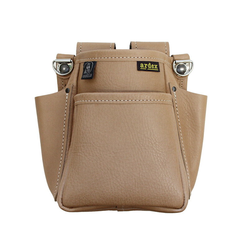 【特徴】高級素材オイルヌメ革使用！たっぷりの脂で、しっとり滑らかな素材で使い込むほどに手になじみ、色合いの変化を楽しめます。ヌメ革は元々貴重で、キズのある部分をできるだけよけて裁断したいので、1個の釘袋を作るのに原皮を多く使用します。その為、材料の多さ割にできる製品は少ないです。縫製の時も擦り傷や汚れには細心の注意が必要な為、通常の製品よりも時間がかかり生産数は多くできません。材料や仕立てにこだわった逸品をぜひ、お楽しみください。【仕様】素材：オイルヌメ革日本製色：ベージュ【サイズ】W：横巾160mmH：縦全長200mmD：マチ90mm【注意】下記、予めご了承くださいませ。・天然皮革を使用している為、傷や筋跡、染みや凹みがある場合がございます。・手作りのため、色柄や形・サイズに多少の差がある場合があります。・汗や水分で色落ち、色移りする場合がございます。特に使いはじめはご注意ください。・サイズなど分かりにくい場合はご注文前にお問い合わせください。受注生産品の為、お客様都合によるご注文後のキャンセル、返品、交換はできません。お届けまでお日にちを頂く場合がございます。正確な納期についてはお問合せ下さい。受注後にメーカー在庫を確認いたします。万一、メーカーにて欠品や廃番の場合は商品をご用意できない場合がございます。その場合は、メールにてご連絡させて頂きますので、ご注文後、当店から届くメールを必ずご確認宜しくお願い致します。ご注文はキャンセルさせて頂くことがございますので、予めご了承お願い致します。