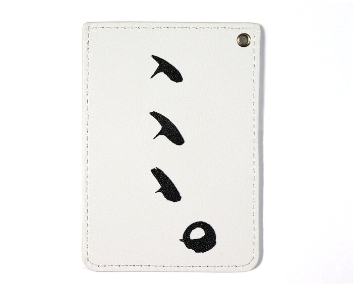 パスケース 定期入れ ギフト プレゼント 誕生日 記念品 ノベルティ カードケース icカード Suica PASMO ICOCA タッチ決済 通勤 通学 ・・・。 手書き風 筆 文字 ひらがな 漢字 ネタ ゆる ダジャレ 雑貨 白 ホワイト 可愛い おもしろ おしゃれ カジュアル 父の日