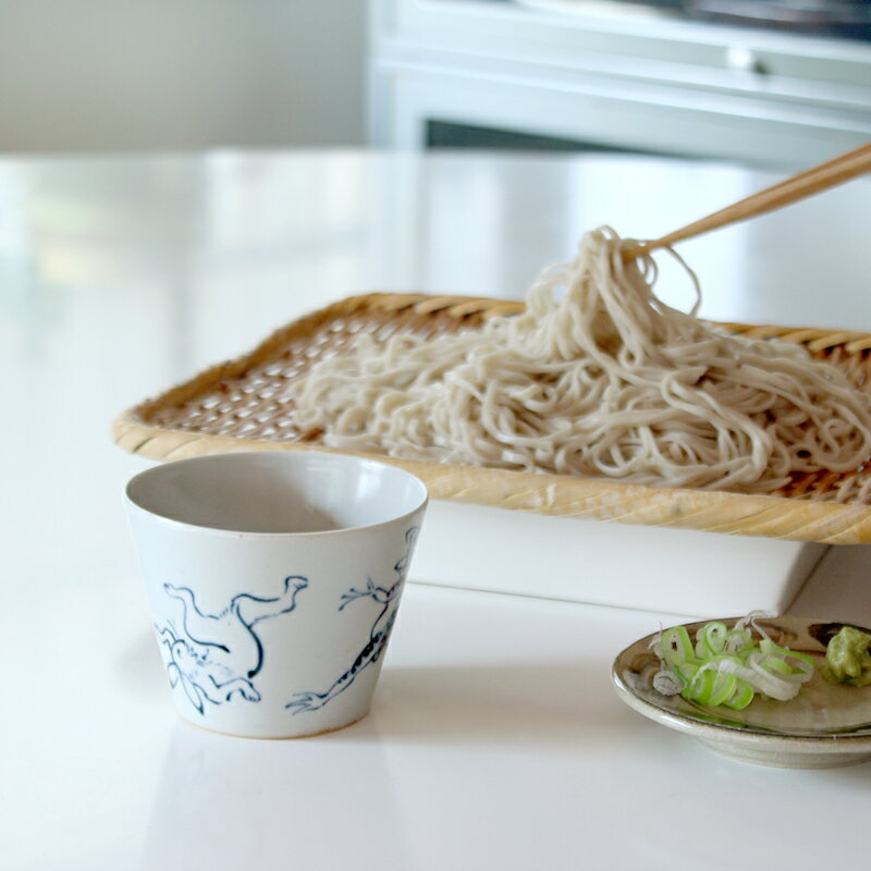 蕎麦の歴史は奈良時代から続いているそうです。そんな日本の食文化を食卓の上で雰囲気よく演出できる鳥獣戯画の絵付け。漫画の原型といわれる絵巻から、兎や蛙などが登場する5つの名場面が再現されています。