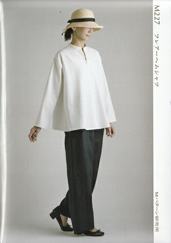 &nbsp; &nbsp; &nbsp; 裾のドレープが特徴のフレアーシルエット。 スタンドカラーでスキッパーあきのプルオーバーシャツ。 身幅にゆとりがあり、腰のラインを拾わない。 広めの肩幅と袖幅で袖口も折り返しやすい。 パーツが少なく簡単な仕様。