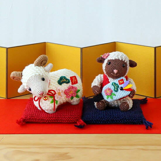 &nbsp; &nbsp; &nbsp; &nbsp; 寿ひつじさん　MK100&nbsp; 羽子板ヒツジちゃん　MK101&nbsp; &nbsp; 出来上がりサイズ　高さ14.5cm×幅17cm× 奥行き9cm &nbsp;出来上がりサイズ　高さ13.5cm×幅10.5cm× 奥行き10cm キット内容&nbsp; 毛糸・刺しゅう糸・フエルト・目ボタン・金ビーズ・鈴 飾りひも・手芸用綿・作り方説明書 &nbsp;キット内容&nbsp; 毛糸・刺しゅう糸・フエルト・目ボタン・ウッドビーズ・ 金ビーズ・手芸用綿・作り方説明書 &nbsp; &nbsp; &nbsp; パック形態 &nbsp; &nbsp; パック形態 &nbsp; &nbsp;
