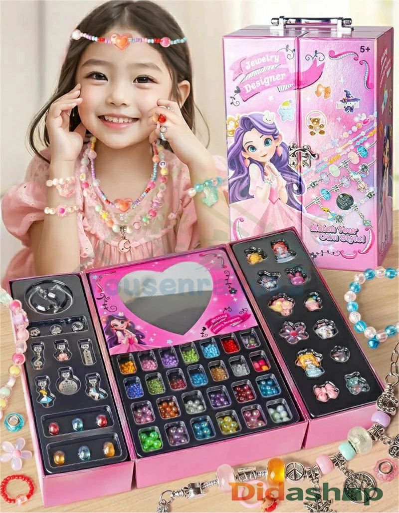こちらのDIYジュエリーデザイナーセットで、お子様の創造力とファッションセンスを育みましょう！鮮やかな色彩と様々な形のビーズが豊富に揃っており、無限の組み合わせが可能です。手作りのネックレス、ブレスレット、リングなどを作成しながら、細かい手作業能力を養うことができます。 商品の特長： 多様なビーズとチャーム： キラキラ輝くビーズ、カラフルな文字ビーズ、可愛い動物や花のチャームがセットに含まれています。それぞれが独特のスタイルを演出し、アクセサリー作りをさらに楽しくします。 子供向けの安全素材： すべての素材は子供が使用しても安全な非毒性素材で作られており、安心してご使用いただけます。 創造力と集中力の向上： 色と形を選ぶ過程で子供の創造力と色彩感覚が養われ、完成品を作り上げる達成感が自信につながります。 実用的な収納ボックス： すべてのパーツを整理しやすい仕切り付きの収納ボックスが付属。使いやすく、片付けも簡単です。 完璧なギフトオプション： 誕生日やクリスマス、子供の日などの特別な日に最適なギフトです。お子様が自分だけのユニークなアクセサリーをデザインできる楽しいキットです。 このDIYジュエリーキットで、お子様だけでなく、親子の時間をより楽しく、クリエイティブな時間をお過ごしいただけます。どんなスタイルも自由自在に表現できるので、お子様のファッションへの興味も格段にアップします。 この商品セットには、多様なビーズ、チャーム、アクセサリーが含まれております。セット内容は生産ロットにより異なる場合がございますので、具体的な数やスタイルは画像を参考にしていただければ幸いです。各部品のデザインは、製造過程において変更されることがあります。 本製品には説明書が同梱されていません。個々の好みに合わせて、様々な組み合わせを自由に楽しんでいただけます。ビーズやチャームを使用して、オリジナリティあふれるアクセサリー作りをお楽しみください。また、このセットはクリエイティビティを刺激し、独自のスタイルを発見する楽しさを提供します。 ご注意： 1.商品に含まれる部品の詳細については、商品ページの実物写真をご参照ください。 2.部品の色やデザインは、製造ロットによりわずかな違いが生じる場合がございますので、予めご了承ください。 3.この商品には小さなビーズが含まれています。使用時には必ず保護者の監督のもとでご使用ください。誤飲のリスクを避けるため、小さなお子様の手の届かない場所に保管してください。