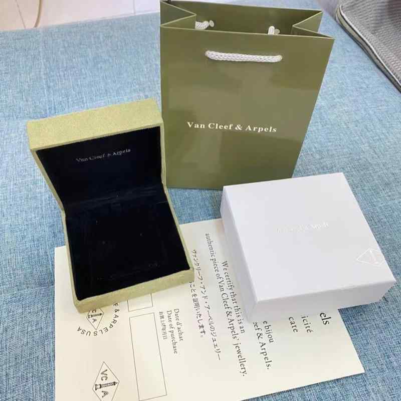 ジュエリーボックス 四つ葉のクローバー モチーフ ネックレス ブレスレット ペンダント 収納ケース 高級感 ファッション アクセサリー かわいい クール デザイン 整理整頓 コンパクト
