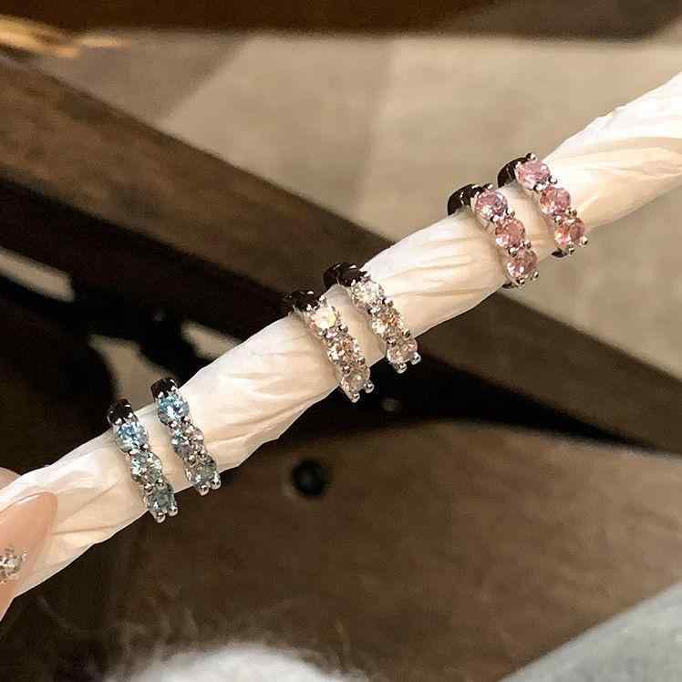 イヤリング ジルコニア カラフル 輝き モルディブブルー シンプル 耳カフ 日常使い コーディネート自在 洗練 個性的 軽量 アクセサリー