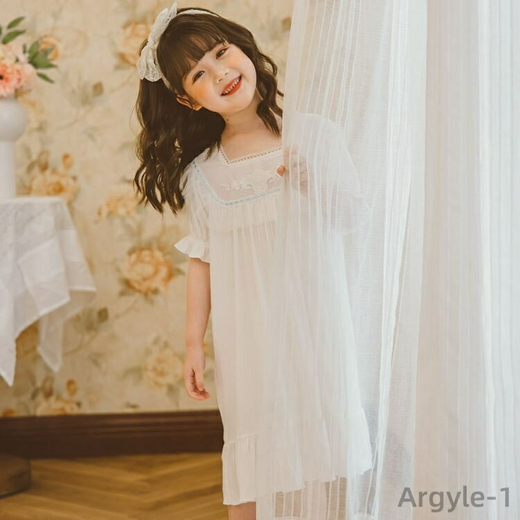 商品情報注意事項●表示サイズより、多少の誤差(約1-3cm、)が生じる場合がございます。●製造上、細かな汚れやシワ糸のほつれが発生する場合がございます。●モニターの発色の具合によって実際のものと色が異なる場合が御座います。● 商品の仕様は、製造元の都合により予告なく変更することがあります。また、突然の欠品等で商品手配の遅れや手配ができない場合がございます ので、ご了承ください。●土日祝祭日のご注文およびお問い合わせへの弊社からのご連絡は、翌営業日となります。※●商品により価格が違います。ご注文後、当店にて上記表示価格に修正しメールさせていただきます返品、交換について●こちら未開封品に限り返品可能となります。（返送時送料はお客様のご負担になります。予めご了承くださいますようお願い致します。）●商品の初期不良や配送中の破損などの場合は、返品をお受け致します、お届け後1週間以内に弊社までご連絡下さい。【送料無料】女の子 冷感パジャマ ワンピース 膝丈 寝間着 純綿 宮廷風 おしゃれ キッズ 春 夏 秋 ルームウェア 部屋着 姉妹 双子 パジャマ ナイトドレス 長袖 プリンセス 子供用 子供パジャマ 110cm 120cm 130cm 140cm 150cm 160cm 女の子 パジャマ ワンピース 膝丈 寝間着 ホワイト モダール 宮廷風 おしゃれ キッズ 春 夏 秋 ルームウェア 部屋着 パジャマ 長袖 プリンセス ナイトドレス 可愛いレースのパジャマドレス♪お姫様気分の部屋着 通年におすすめの接触冷感モダール素材の女の子パジャマドレスです。すっきりとした薄手の綿生地、通気性が高いので、サラリとした肌触りが気持ちのいいパジャマドレスです。多工程より色の加工をしており、普段の洗濯で色落ちはしない。肌触りが良くて通気性と保湿性機能があり、赤ちゃんの肌にも優しい軽くて柔らかな生地。 1