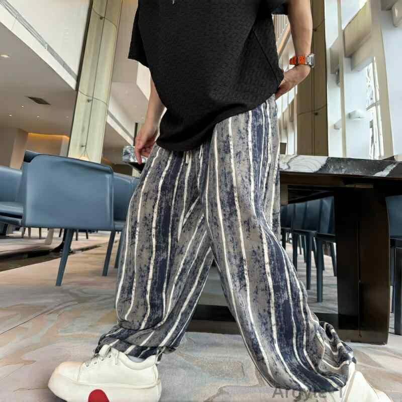 【送料無料】カジュアルパンツ メンズ 春夏 ストライプ 縦縞 絞り染め 墨絵 綿混 薄手 軽量 通気性 しなやかな落ち感 ゆったり くつろぎのシルエット 幅広シルエット