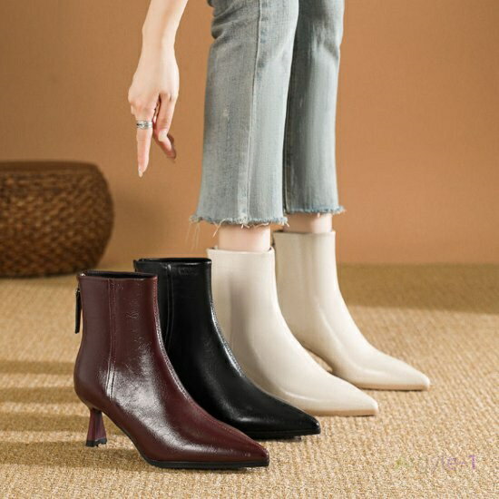 商品説明スリムで上品な印象のショートブーツ。ポインテッドトゥなので足先を長くきれいに見せてくれます♪ショート丈がエレガントな雰囲気を演出します。カラーブラック、ホワイト、ダークレッド素材スーパーファイバー裏地：マイクロファイバーサイズ22.0cm、22.5cm、23.0cm、23.5cm、24.0cm、24.5cm、25.0cm22.0cmサイズ：22.0cmヒール：6cm筒高：13cm筒周り：25cm22.5cmサイズ：22.5cmヒール：6cm筒高：13cm筒周り：25cm23.0cmサイズ：23.0cmヒール：6cm筒高：13cm筒周り：25cm23.5cmサイズ：23.5cmヒール：6cm筒高：13cm筒周り：25cm24.0cmサイズ：24.0cmヒール：6cm筒高：13cm筒周り：25cm24.5cmサイズ：24.5cmヒール：6cm筒高：13cm筒周り：25cm25.0cmサイズ：25.0cmヒール：6cm筒高：13cm筒周り：25cm※測り方によって1-2cmの誤差が生じる場合が御座います。※モニターの発色により実際と異なる場合があります。納期についてこちらの商品は海外からの【お取り寄せ商品】となります。 ご注文確定後（入金確認後）、海外よりお取り寄せさせていただきます。 お届けまで2〜3週間前後お時間をいただいております。 数あるショップの中からご覧いただきありがとうございます。 以下のショップ注意事項をご確認いただき、ご購入をお願い致します。注意事項●トラブル防止の為、遠慮なくメールにてご質問下さい。 ●当店の商品は海外からのお取り寄せ商品になります。 ●カラーやイメージが違う、実寸が違う等を気にされる方のクレーム、返品、交換は一切お受けしておりません。 そのような方のご購入は予めご遠慮下さい（初期不良に関しては返品交換の対応をさせていただきます）。 ●海外製品は多少の縫製ミス、糸のほつれ、細かい不具合、多少の色の違い、イメージ違い等がごく稀にございます。 検品は徹底しておりますので、ご理解の上ご購入をお願い致します。 ●お届けまで注文確定後2〜3週間程度となります。 ●ご注文を頂いても海外のメーカーにて完売の場合は、商品をお届けする事ができませんのでキャンセルとさせていただく場合がございます。 ●お客様の個人情報は発送以外に使用することは一切ございません。 ●ご注文確定後のお客様都合によるキャンセル、サイズ・カラーの変更はお受けすることが出来ません。
