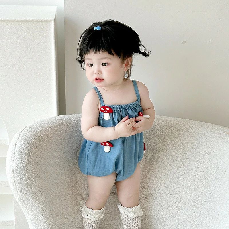 商品詳細 商品内容 ロンパース 素材 コットン カラー 写真の通り サイズ 59cm〜90cm （サイズ表をご参照） 生産国 中国 注意書き ※商品写真は、できる限り現品を再現するように画像処理などの補正を行っておりますが、ご利用のモニターや環境により差異が生じます。予めご了承ください。 ※上記の数値は、実測によるものです。多少の誤差はご容赦ください。 ※仕様は予告なく変更される場合があります。（ご使用に差し支えない程度） ・当店でご購入された商品は、原則として、「個人輸入」としての取り扱いになり、中国からお客様のもとへ直送されます。 ・通関時に関税・輸入消費税が課税される可能性があります。 ・課税額はご注文時には確定しておらず、通関時に確定しますので、商品の受け取り時に着払いでお支払いください。詳細はこちら ご確認下さい。 ・個人輸入される商品は、全てご注文者自身の「個人使用・個人消費（日本に居住する者に寄贈される物で、当該寄贈を受ける者の個人的な使用に供される場合を含みます。）」が前提となります。第三者への譲渡・転売が法令で禁止されるもの（医薬品、医薬部外品、化粧品等を含みますが、これに限られません。）もございますのでご注意下さい。 ・一部商品は国内の提携先倉庫から配送されます。 ・国内配送の商品は国内でのお買い物と同じく消費税が発生いたします。関税はかかりません。 ・ご注文後、5営業日以内に配送手続きをいたします。配送作業完了後、7〜9日程度でのお届けとなります。