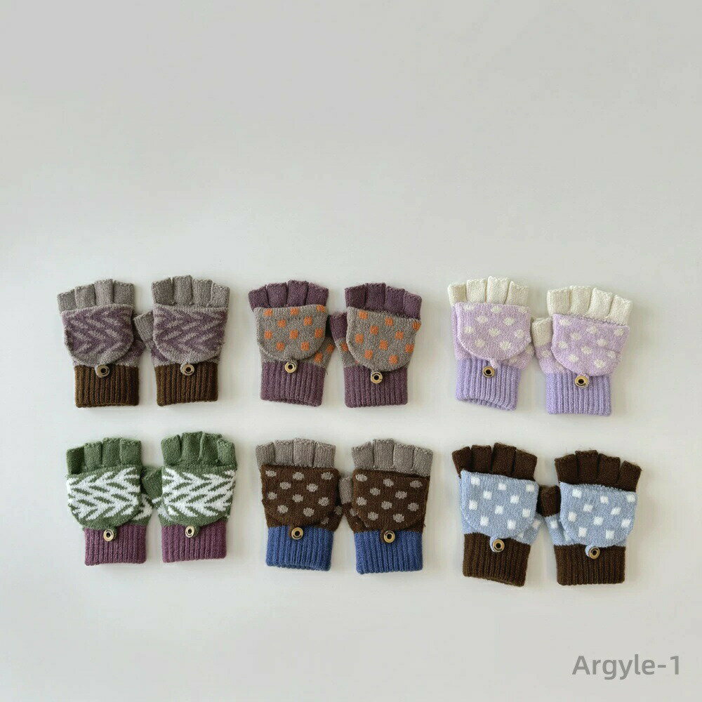 商品説明 color="#000000">商品紹介 ミトンカバーをかぶせたり外したりできる便利な手袋。 柔らかなニット素材を採用されており、編み方やフィット感が良く、防寒性にも保温性にも優れ、手をふんわり優しく温めてくれる子供手袋です。 秋冬の必需品として、子供たちの手を優しく包み込みます。 生産国 中国 注意事項 ●初期不良、誤納品が発生した場合、お気軽にメールまたはお問い合わせでのご連絡をお願いいたします。すみやかに交換もしくは返品対応いたします。 ●モデル・写真に使用されているアクセサリー・小物は別途記載が無い限り付属いたしません。 ●商品写真はできる限り実物の色に近づけるよう加工しておりますが、お客様が使用するパソコンのモニター設定や部屋の照明により多少、色の変化が感じられる場合がございます。 ●実際の色に近づけるため、タグのカラー名称と異なる場合がございます。 ●商品のサイズは、全て平置きにて外寸を測定しております。実寸は商品によって若干の誤差(1cm〜3cm )がある場合がございますので、予めご了承ください。 ●同じ商品でも「生産時期」や「カラー」により形やサイズに多少の「誤差」が生じる場合もございます。詳しくは商品画像や実寸サイズにてご確認くださいませ。 ●商品に不良があった場合は、商品到着から5日以内にご連絡いただければご返金・交換対応させて頂きます。 ●該当商品は他店と在庫共有です。タイミングにより、在庫ズレが生じる場合がございます。予めご了承ください。 ●弊店はエコのため、納品書、明細書、領収書は入れておきません。ご希望の方はご注文の際、メールで宛名など必要事項をご連絡をお願い申し上げます。