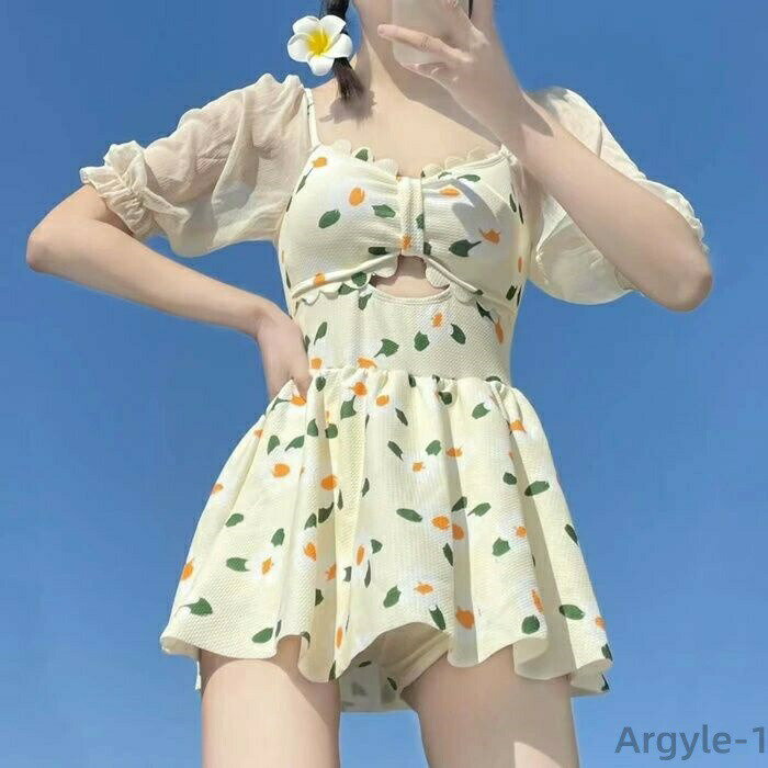 商品詳細 特徴 【全身セットで徹底カバー】A字型のワンピースデザインが体型をカバーしてお尻とお腹周りを隠しつつ、パンツ付きも安心感がある。夏の眩しい太陽の下でも安心、日焼け防止効果も期待できるワンピース水着です。 【日焼け・肌荒れ対策・着心地いい】:安心のUPF50+(肌に有害な紫外線を98%以上カット)生地使用。擦り傷の予防や、虫刺され・クラゲ対策にもお役立てください。上質なポリエステル生地を採用しており、柔らかな肌触りと滑らかな質感を実現します。 「マルチに使える万能ウェア」水陸両用生地だから、水着としてはもちろん、ヨガ、ピラティス、マリンアクティビティにぴったり！スタイルサポート・通気性◎速乾生地・滑らかな肌触り。などの様々なシーンで大活躍♪♪着こなし自由自在！ 素材 ポリエステル サイズ S 対応身長158〜163cm 体重40〜44kg ブラカップ75ABC/80AB M 対応身長158〜165cm 体重44〜50kg ブラカップ75ABC/80AB L 対応身長165〜168cm 体重50〜55kg ブラカップ75C/80BC/85A XL 対応身長165〜168cm 体重55〜60kg ブラカップ75D/80C/85AB 原産国 中国製 ご注意点 ●実寸はメジャー採寸の為、若干の誤差が生じる場合があります。 ●色合いはモニター環境により若干の誤差が出ます。