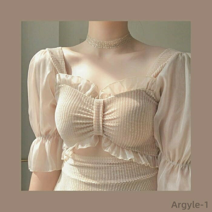 商品詳細 特徴 【全身セットで徹底カバー】A字型のワンピースデザインが体型をカバーしてお尻とお腹周りを隠しつつ、パンツ付きも安心感がある。夏の眩しい太陽の下でも安心、日焼け防止効果も期待できるワンピース水着です。 【日焼け・肌荒れ対策・着心地いい】:安心のUPF50+(肌に有害な紫外線を98%以上カット)生地使用。擦り傷の予防や、虫刺され・クラゲ対策にもお役立てください。上質なポリエステル生地を採用しており、柔らかな肌触りと滑らかな質感を実現します。 「マルチに使える万能ウェア」水陸両用生地だから、水着としてはもちろん、ヨガ、ピラティス、マリンアクティビティにぴったり！スタイルサポート・通気性◎速乾生地・滑らかな肌触り。などの様々なシーンで大活躍♪♪着こなし自由自在！ 素材 ポリエステル サイズ S対応身長150〜155cm 体重35〜42kg ブラカップ70ABC/80A M対応身長158〜165cm 体重40〜45kg ブラカップ75ABC/80AB L対応身長158〜165cm 体重44〜50kg ブラカップ75ABC/80AB XL 対応身長165〜168cm 体重50〜55kg ブラカップ75C/80BC/85A 原産国 中国製 ご注意点 ●実寸はメジャー採寸の為、若干の誤差が生じる場合があります。 ●色合いはモニター環境により若干の誤差が出ます。