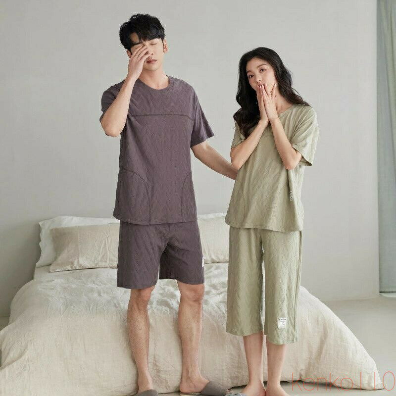 width="100%"> 綿の素材の特徴 夏は涼しく冬は暖かい 水分を吸い込み外に放出する際に気化熱を奪うため、汗をかくシーズンには涼しく着ることができます。また、素材自体は熱伝導率が低いため、寒い時期は体の熱を温存することができます。 素材が丈夫なため服が長持ちする 綿は強度が高いため、洗濯を繰り返しても素材が傷みにくく、服が長持ちします。 洗濯や漂白がしやすい 綿素材のものは濡れても弱くならないため、洗濯に耐えることができ、色が染まりやすいため漂白剤も入りやすいです。 【商品買うメリット】 ペアパジャマなら、部屋着としてだけでなく、近くのコンビニにも気軽に出掛けられます。しかもネットで購入できるため、簡単で便利です。これを着ている間は、彼との関係も良好です。 肌触りが気持ち良いです。 丁寧かつ丈夫であるため、長期間にわたり優しい着心地を楽しめます。 結婚プレゼントや記念日ギフトに最適で、春、秋、夏でも可愛く演出できます。 恋人二人で一緒に着て、ラブラブ感が溢れています。 自宅用はもちろん、父の日、母の日、結婚祝い、お誕生日、記念日、敬老の日などのギフトにも最適です。 カラー 写真通り 品質 普通 素材感 普通（薄い、やや薄い、普通、やや厚い、厚い） 季節 春秋冬 販売対象 自宅用、ギフト用 サイズ サイズ写真をご参考ください。 サイズについて不明な方はお気軽にお問い合わせください。 送料 沖縄以外送料無料、沖縄地方1500円 注意事項 ※その他のよくあるご質問。 ●表示サイズがある場合、多少の誤差(約1-3cm、)が生じる場合がございます。 ●製造上、細かな汚れやシワ糸のほつれが発生する場合がございます。 ●モニターの発色の具合によって実際のものと色が異なる場合が御座います。 ●&nbsp;商品の仕様は、製造元の都合により予告なく変更することがあります。また、突然の欠品等で商品手配の遅れや手配ができない場合がございます ので、ご了承ください。 ●土日祝祭日のご注文およびお問い合わせへの弊社からのご連絡は、翌営業日となります。関連キーワード：ペアパジャマ カップル ペア ルームウェア ペアパジャマ 春 結婚祝い プレゼント ペアパジャマ 大きいサイズ お祝い 半袖 カップル ペア パジャマ ギフト 上下 セット レディース 部屋着 ペアルック カップル 無印 メンズ パジャマ 秋 ルームウェア 春秋 ペア カップル お揃い 服 ペアパジャマ秋 ルームウェア ペア 冬 パジャマ ペア 結婚祝い パジャマ レディース かわいい お揃い 結婚祝い プレゼント ギフト パジャマ ペア 半袖 送料無料