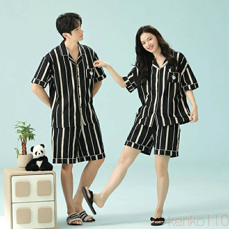 width="100%"> 素材の特徴 通気性が良い 綿は吸水性が高いため、水分を吸収して外に放出してくれます。そのため、下着などの素材によく用いられます。 静電気が起きにくい 綿などの天然素材は吸水性が高いため、静電気が溜まりにくいのです。 肌触りが滑らか（なめらか） 綿はとても微細な繊維のために、肌への引っかかりが少なく肌に優しい素材です。 夏は涼しく冬は暖かい 水分を吸い込み外に放出する際に気化熱を奪うため、汗をかくシーズンには涼しく着ることができます。また、素材自体は熱伝導率が低いため、寒い時期は体の熱を温存することができます。 素材が丈夫なため服が長持ちする 綿は強度が高いため、洗濯を繰り返しても素材が傷みにくく、服が長持ちします。 洗濯や漂白がしやすい 綿素材のものは濡れても弱くならないため、洗濯に耐えることができ、色が染まりやすいため漂白剤も入りやすいです。 【商品買うメリット】 ペアパジャマなら、部屋着としてだけでなく、近くのコンビニにも気軽に出掛けられます。しかもネットで購入できるため、簡単で便利です。これを着ている間は、彼との関係も良好です。 肌触りが気持ち良いです。 丁寧かつ丈夫であるため、長期間にわたり優しい着心地を楽しめます。 結婚プレゼントや記念日ギフトに最適で、春、秋、夏でも可愛く演出できます。 恋人二人で一緒に着て、ラブラブ感が溢れています。 自宅用はもちろん、父の日、母の日、結婚祝い、お誕生日、記念日、敬老の日などのギフトにも最適です。 素材 綿100% カラー 写真通り 品質 普通 素材感 普通（薄い、やや薄い、普通、やや厚い、厚い） 季節 春、夏、秋 販売対象 自宅用、ギフト用 サイズ サイズ写真をご参考ください。 サイズについて不明な方はお気軽にお問い合わせください。 送料 沖縄以外送料無料、沖縄地方1500円 注意事項 ※その他のよくあるご質問。 ●表示サイズがある場合、多少の誤差(約1-3cm)が生じる場合がございます。 ●製造上、細かな汚れやシワ糸のほつれが発生する場合がございます。 ●モニターの発色の具合によって実際のものと色が異なる場合が御座います。 ●商品の仕様は、製造元の都合により予告なく変更することがあります。また、突然の欠品等で商品手配の遅れや手配ができない場合がございます ので、ご了承ください。 ●土日祝祭日のご注文およびお問い合わせへの弊社からのご連絡は、翌営業日となります。 関連キーワード：ペアパジャマ カップル 春 パジャマ ペア 半袖 ペア ルームウェア 夏 ペア カップル お揃い 結婚祝い プレゼント ギフト ペアルック カップル ルームウェア レディース 可愛い ルームウェア パジャマ メンズ 夏 コムサ 高級 男女 ペアパジャマ カップル ペア 部屋着メンズ パジャマ おしゃれ 半袖 綿 ペアルック パジャマ 結婚祝い プレゼント 友人 おしゃれ おすすめ 贈り物 ペア 部屋着 上下 セット関連キーワード：ペア パジャマ 夏 カップルパジャマ 夏 寝間着 寝巻き ペア ルームウェア 外出 結婚祝い ギフトプレゼント ペアルック カップル お揃い 服 ペア おしゃれ パジャマ ペア レディース パジャマ 可愛い 部屋着 ペア パジャマ カップルペア カップル ペア パジャマ メンズ ペアルック カップルパジャマ ペア カップル パジャマ ペアパジャマ カップル パジャマ ペア 半袖 結婚祝い プレゼント ペアパジャマ 男女 ペア パジャマカップル ペア ルームウェア