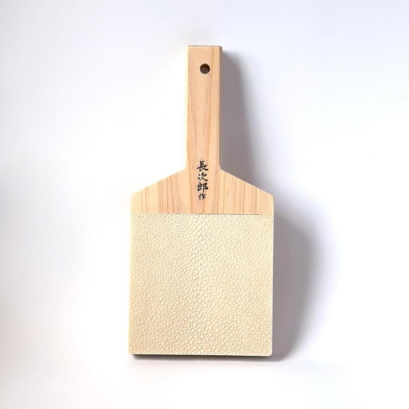 ワールドヴィジョン 鮫皮おろし 長次郎 特大型番:-8003サイズ:237×111×123mm本体重量:150g素材・材質:本体/天然木 おろし部/本鮫の皮(エイ皮使用)原産国:日本