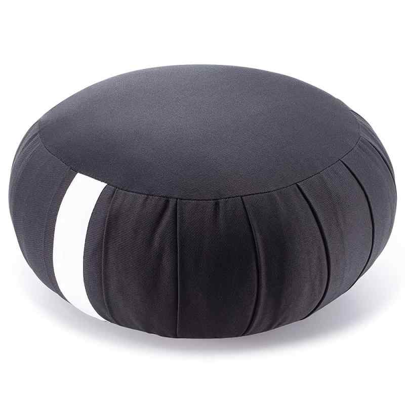 仏壇屋 滝田商店 座禅布団 (座布) 綿 1尺(直径30cm)坐禅用のふとん 坐布 座蒲 坐蒲 座禅専用の座布団 瞑想 クッション 証明書付寸法：直径30cm、高さ約16cm～17cm／材質：黒色綿布、内部天然パンヤ綿100％／重さ：約720g／一つ一つ手作りのため、寸法、重さは多少の誤差がありますのでご了承願います。座禅布団は座禅を組んだときにお尻の下に入れ、正しい姿勢を保つために用いられる座禅専用の座布団です。お寺で実際に使用されている本格的なものです。天然パンヤ綿をしっかり詰めた硬い座布団です。白い部分は名前を記入するためのものです。マインドフルネス、瞑想やヨガ、ストレッチにも使用できます。正座クッション（正座椅子）としても使用できるので、足腰や膝の悪い方に最適です。姿勢が良くなりテレワーク時のクッションとしてもおすすめです。長年の使用で内部の綿が沈んだ時は綿を補充してください。側面の白帯部分横に縫製していない箇所がありますので、そこから補充が可能です。汚れた場合は固く絞った布巾などでふき取りをしてください。洗濯機での洗濯はお控えください。この商品の寸法の種類は、9寸(27cm)、1尺(30cm)、1.1尺(33cm)があります。一般男性は1尺(直径30cm)が標準の寸法です。滝田商店ブランド品質の証である滝田商店発行「証明書」付き。