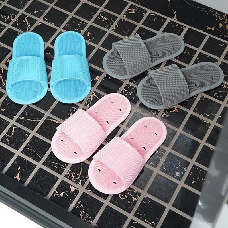 商品名：シリコン足こすりスリッパ サイズ：9×4×30cm 製品重量: 350g 30cmの長さの靴のサイズは30×14cmで、ほとんどの人に適しています。お風呂に入りながらフットスパができます。 死んだ皮膚細胞や角質、角質、ひび割れ、神経膠症などを除去し、肌を滑らかに保ちます。 血液循環を改善します。足をこすってマッサージすると、血液循環が改善され、脚の筋肉がリラックスします。 注意：地面が平らでなかったり、シャボン玉がたくさんあったりすると、吸引力が弱くなる場合があります。これは、すべての吸盤で避けられない共通の問題です。注意してご使用ください。 柔らかくて心地良い、安全なシリコン素材で作られており、毛は柔軟で曲げやすく、弾力性があり柔らかいので、肌に優しく心地良い感触です。 驚くほどの柔軟性で足裏に心地よい刺激を与え、肌を傷めません。