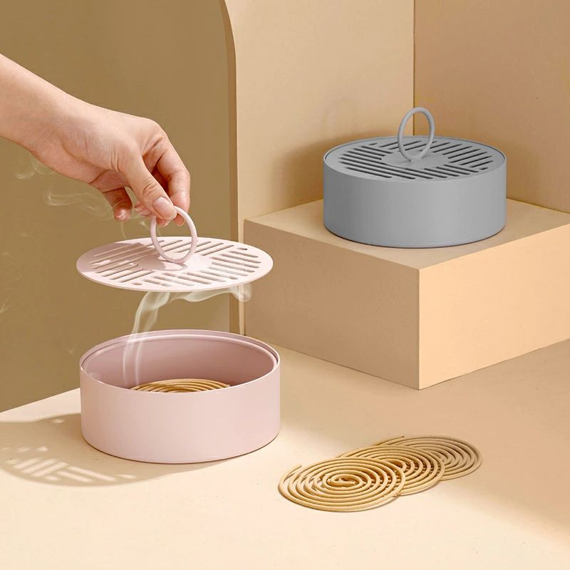 仕様 【商品名称】 蚊取り線香ホルダー 【材質】 スチール 【カラー】 ピンク、ブラック、スモークグレー 【サイズ】 約15cmx高さ5.5cm 【正味重量】 約620g 商品特徴・お薦めポイント ・オシャレで使いやすいオシャレな蚊取り線香入れです。 ・蚊取り線香をスタンドに差し込む煩わしさから解放。着火した蚊取り線香をケースに置くだけで、最後までムダなく使い切れます。 ・蓋付きで、ペットやお子様のいるご家庭や不注意に踏んだり、ひっくり返したりなどの時にも安心です。 ・家庭のお庭や屋外、アウトドアなどで大活躍です。 ・渦巻香(コイルタイプ)や蚊取り線香など様々な線香に対応できます。 ・汚れたら丸洗いできるからいつも清潔に使えます。