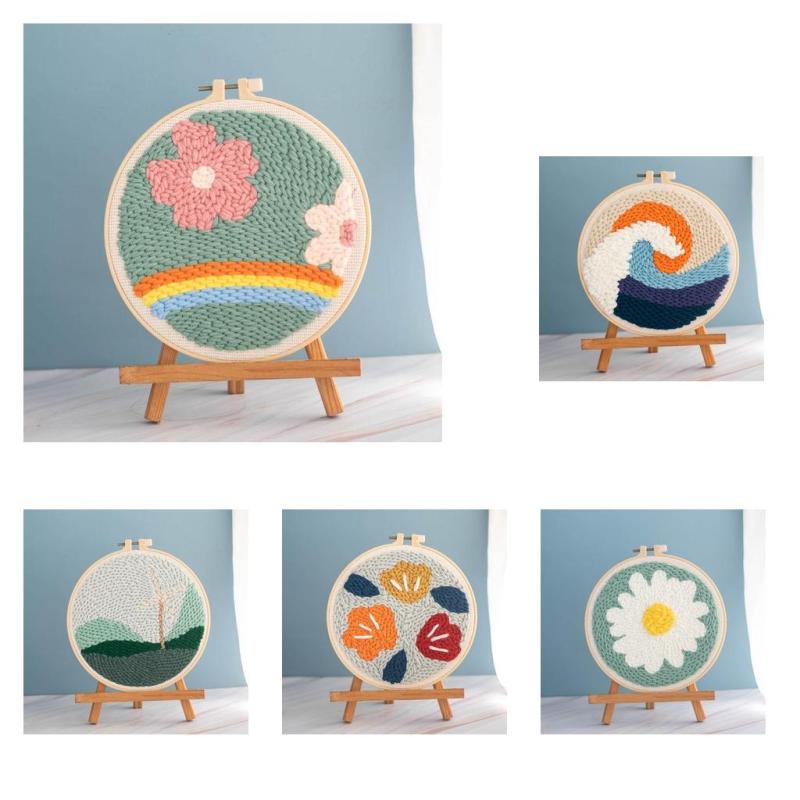 説明: パンチニードル刺繍スターターキットのフルセット、DIY 針仕事工芸品。あらかじめ印刷されたパターンの布を使用しているため、子供、初心者、大人にとって簡単でシンプルで使いやすく、目が疲れるのを防ぐのにも最適です。完成品は、子供、親戚、友人、母親、家族などへの贈り物に最適です。デスクトップの装飾、家の壁掛けや装飾、DIY プロジェクト クラフトにも最適です。このキットには、刺繍布、刺繍枠、パンチ針、糸、説明書などが含まれています。 仕様: 糸の材質: 綿フープ直径：約20cm/7.87インチ パッケージに含まれるもの: パンチニードルキット1セット 注意: 完成品は含まれませんので、あくまでも参考用です。手作業による計測のため、多少のサイズ誤差はご了承ください。照明効果やモニターの明るさ/コントラスト設定などにより、商品の色が写真と若干異なる場合があることにご注意ください。ご購入前のご案内 ● サイズについて：スタッフ間で測り方を統一していますが、実寸に1～3cmの誤差がある場合がありますのでご了承ください。 ● 商品の色は、撮影時の光やモニターによって異なる場合がありますのでご注意ください。 ● 生地特性により匂いが感じられることがありますが、数日で気にならなくなります。 ● 他店舗と在庫を共有しているため、受注後に欠品となる場合があります。 ▼出荷前には全て検品を行っておりますが、万が一商品に不具合があった場合は、お問い合わせフォームよりご連絡くださいますようお願い申し上げます。営業日に対応いたしますのでご安心ください。パンチニードル刺繍スターターキットのフルセット、DIY 針仕事工芸品。あらかじめ印刷されたパターンの布を使用しているため、子供、初心者、大人にとって簡単でシンプルで使いやすく、目が疲れるのを防ぐのにも最適です。完成品は、子供、親戚、友人、母親、家族などへの贈り物に最適です。デスクトップの装飾、家の壁掛けや装飾、DIY プロジェクト クラフトにも最適です。このキットには、刺繍布、刺繍枠、パンチ針、糸、説明書などが含まれています。