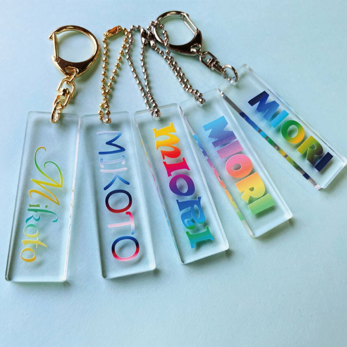 (2個セット)長方形アクリルキーホルダー グラデーションカラー文字(アルファベット) プレゼント 日本製 入園祝い 入学祝い プレゼント 保育園 幼稚園 新学期 名前 ギフト 出産祝い 卒園 記念 名前入り
