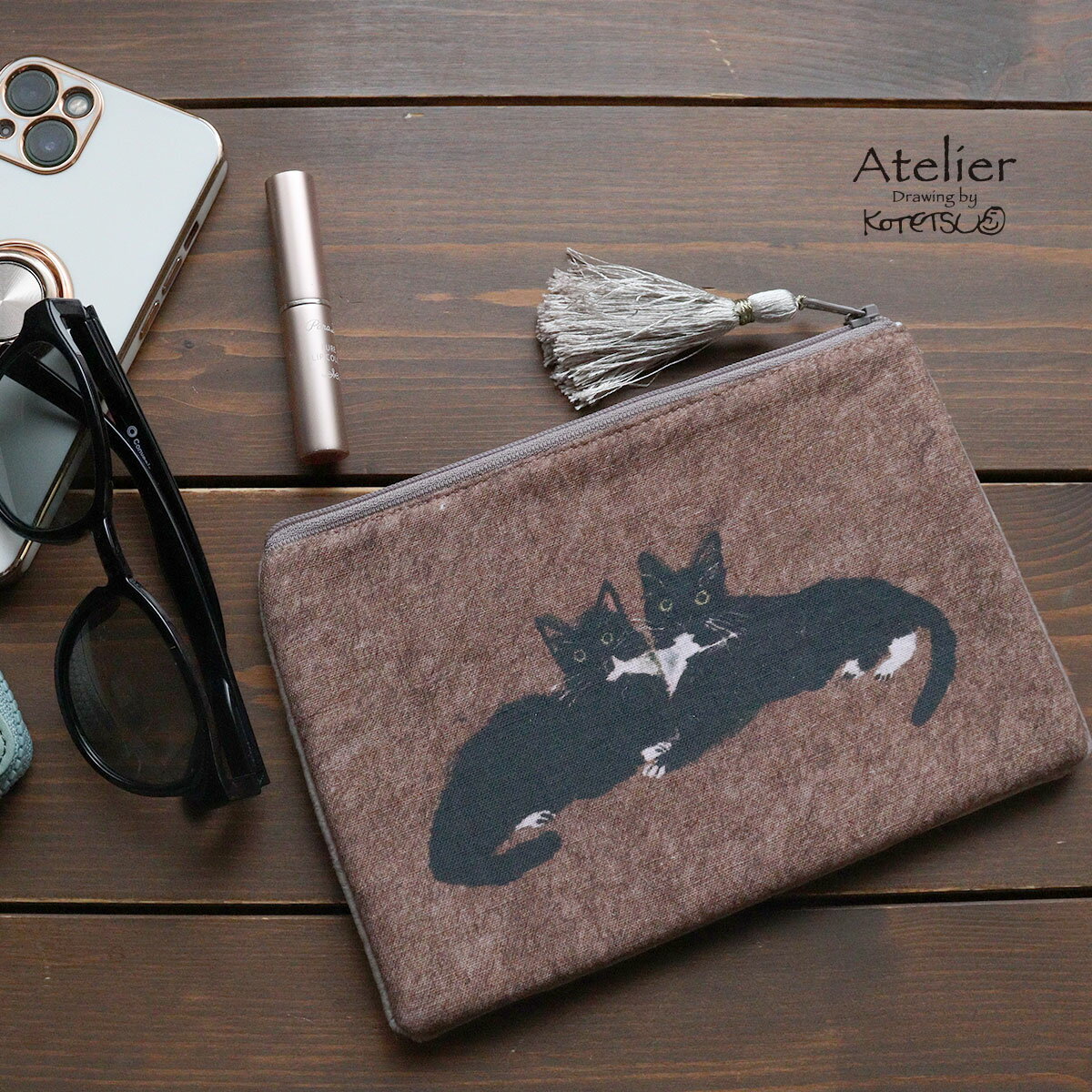 樂天商城 - ポーチ(L) クッション タッセル付き マチなし Atelier KOTETSU　アトリエコテツ ブレーメン ネコ ねこ 猫 動物 アニマル プレゼント ギフト ゆうパケット配送　1002096(L)