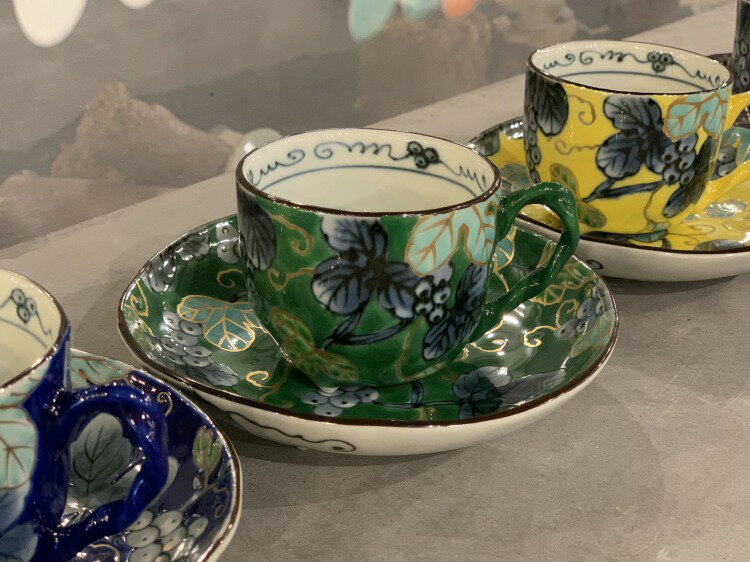 【有田焼 福泉窯 染錦ぶどう総柄(緑) 三ツ足コーヒーC/S】有田焼 磁器 コーヒー カップ カップ&ソーサー 15cm丸皿 緑 手書き 珈琲 菓子皿 おしゃれ...